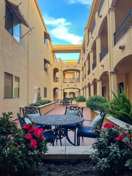 Building Photo - 5037 Rosewood Ave