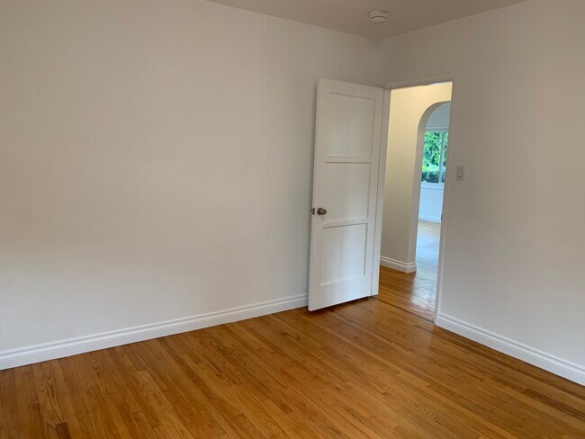 Building Photo - 3172 Rowena Ave