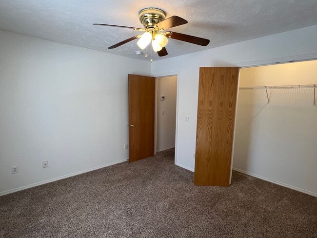 Building Photo - Duplex in Ozark!