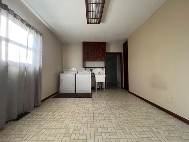 Building Photo - Three Bedroom in Mapleton Local School Dis...