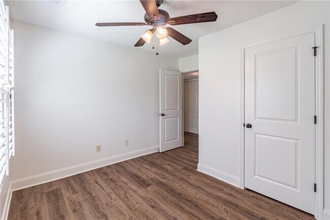 Building Photo - 9630 Pine Thicket Way