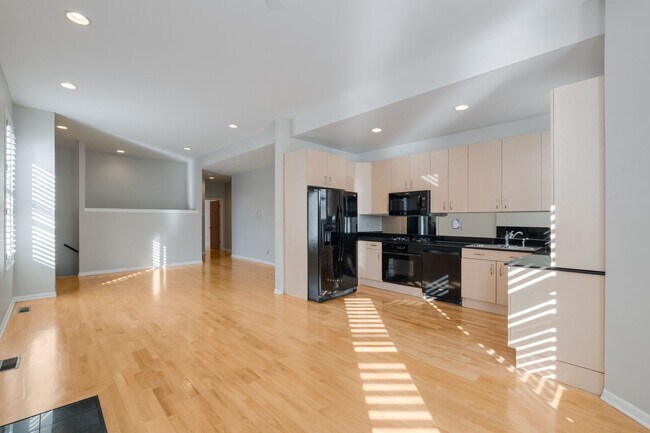 Building Photo - 4060 S Ellis Ave