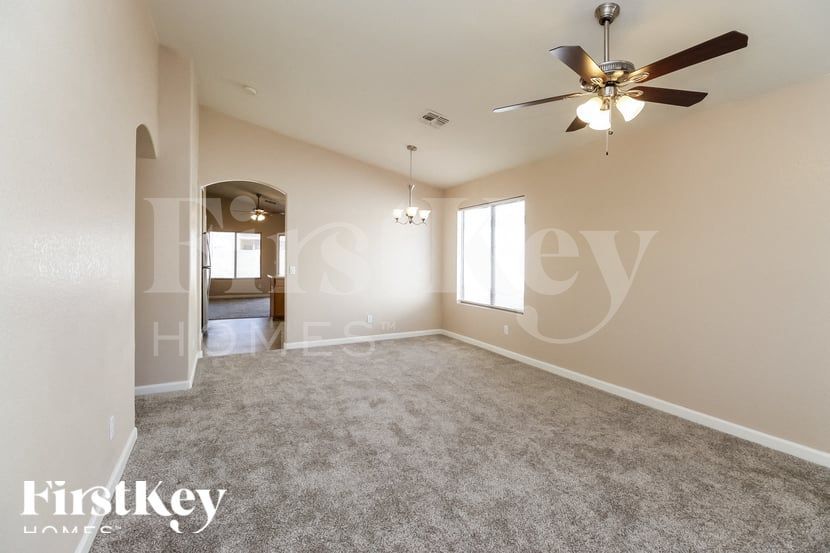 Building Photo - 930 E Nardini St