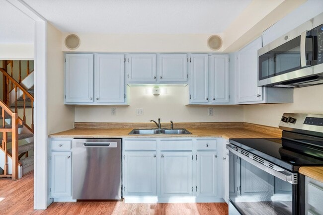 Building Photo - 152 Fairfield Dr