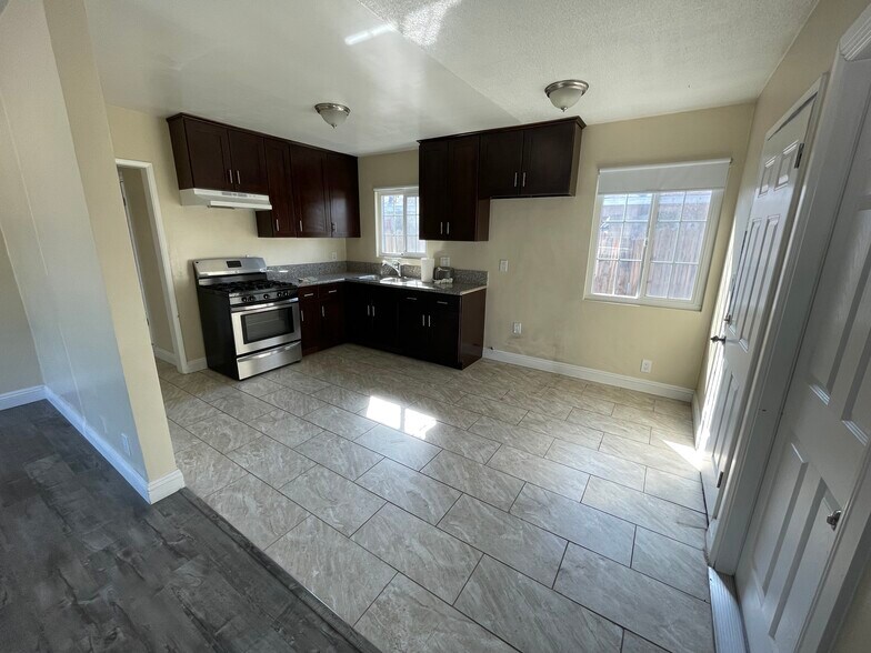 Building Photo - 833 W Walnut Ave