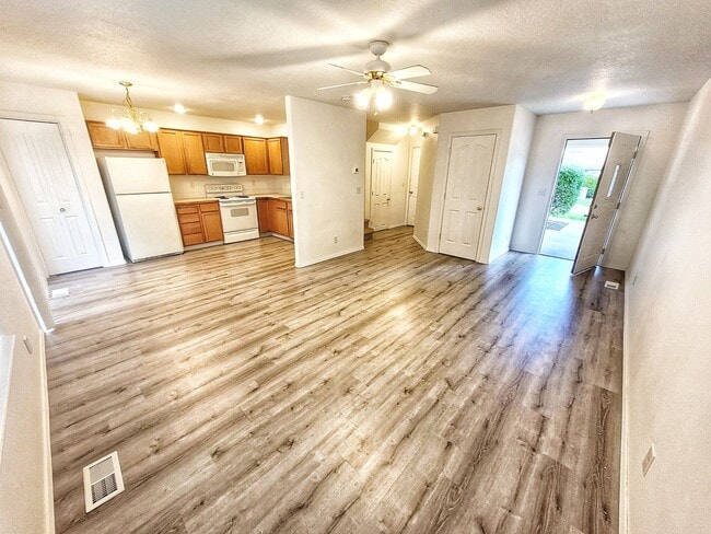 Building Photo - Beautiful 3 bed 1.5 bath Townhome with gar...