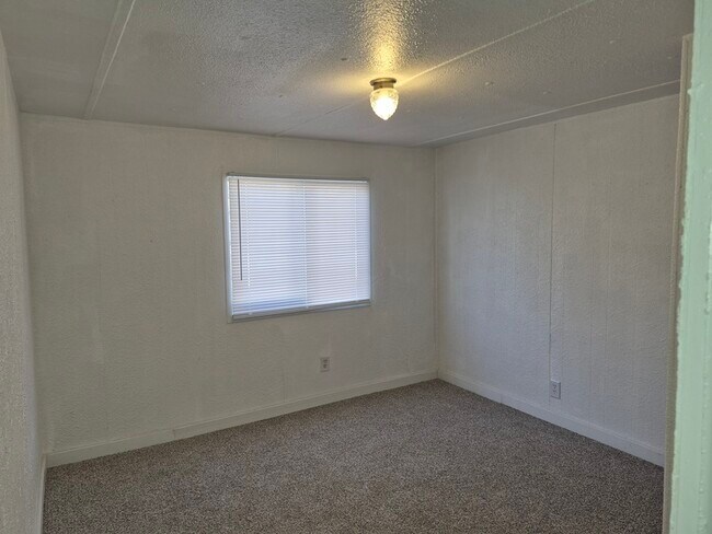 Building Photo - 209 S Ave B