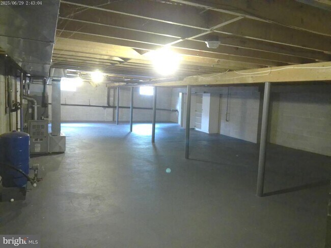 Building Photo - 227 Bayberry St