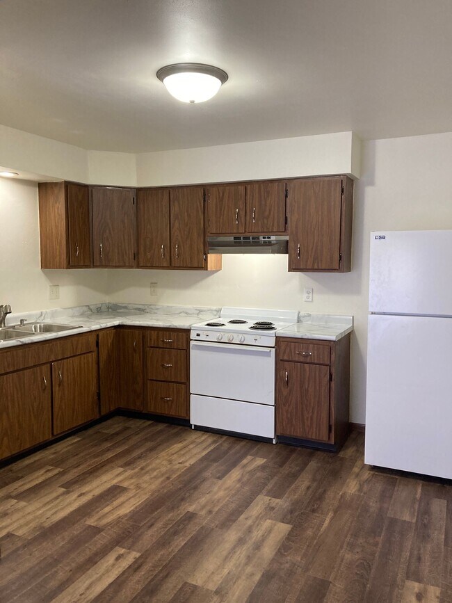 Building Photo - Immaculate Updated 2 Bedroom with 1 Bath w...