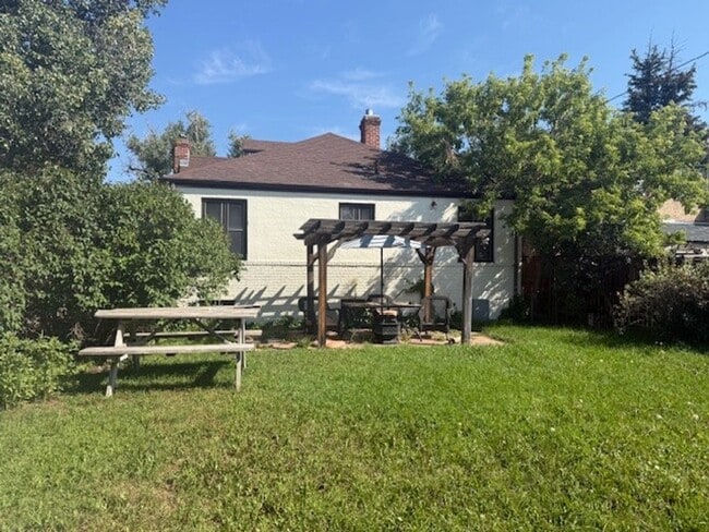 Building Photo - House For Lease