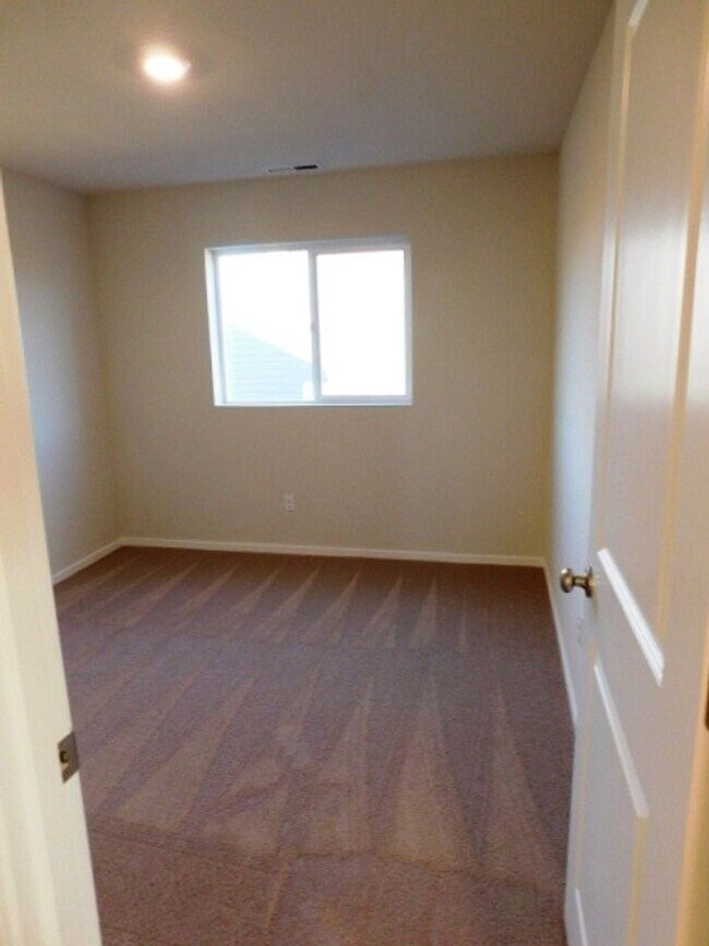 Building Photo - 4Bd/2.5 Ba Two Story Home - Available to View!