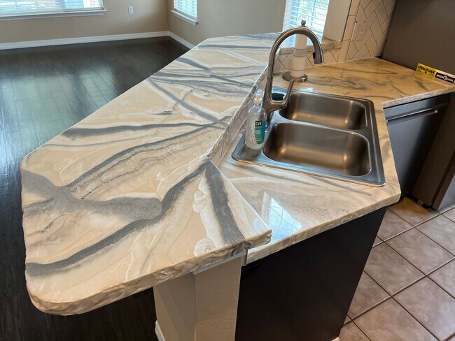 Building Photo - Beautiful 2-bedroom, 2-bath Condo available in sought after Admirals Walk private gated community.