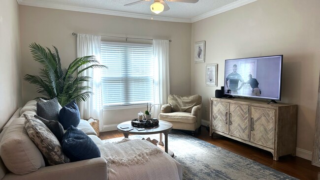 Building Photo - Gated Community, 3/2, Just Minutes to Beach!