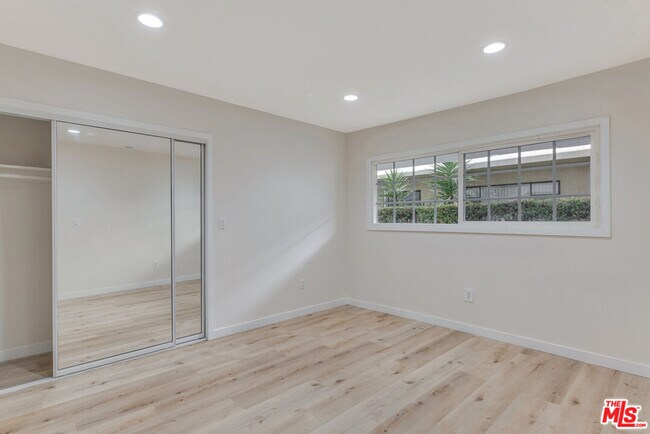 Building Photo - 853 S Bedford St