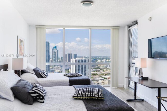 Building Photo - 1750 N Bayshore Dr