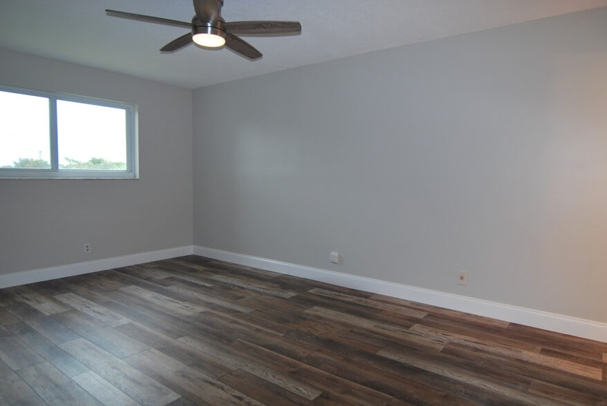 Main bedroom - 729 Lori Dr