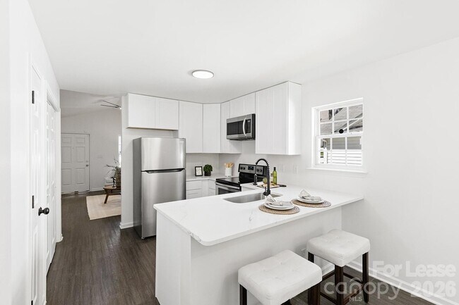 Building Photo - 913 Tennyson Dr
