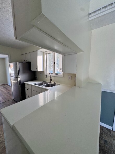 Building Photo - 196 S Point Dr