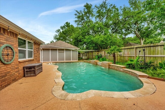 Building Photo - 15402 Willow Shores Dr