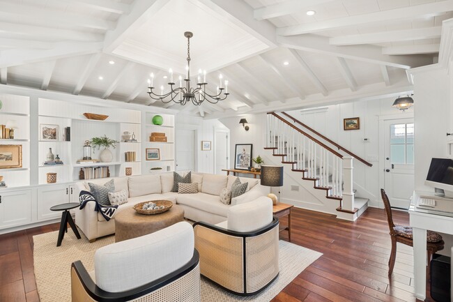 Building Photo - 2035 Miramar Dr