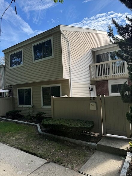 Building Photo - 232 Springmeadow Dr