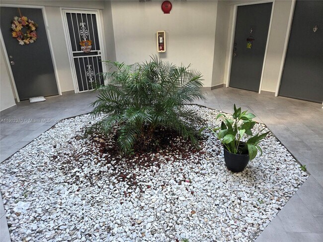 Building Photo - 9433 Fontainebleau Blvd