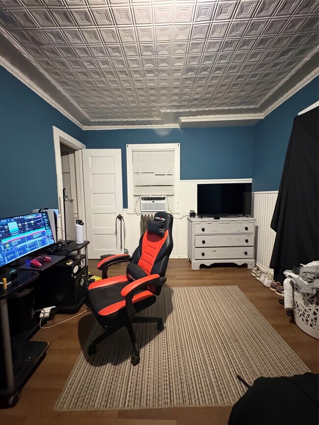 Building Photo - 121 Oak St