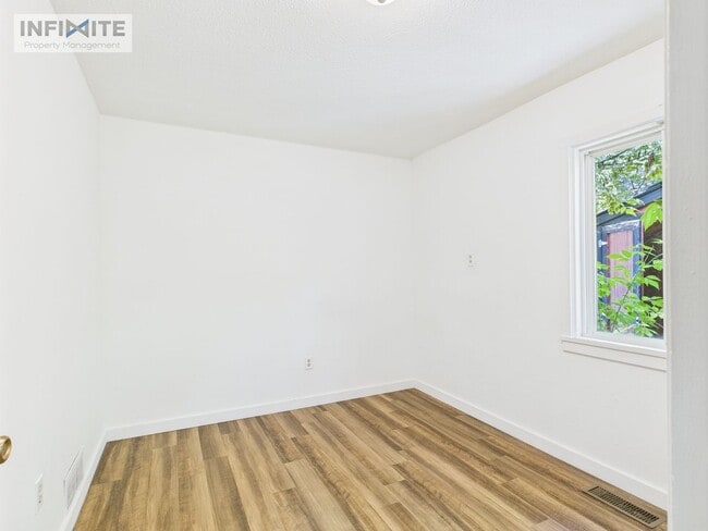 Building Photo - Cute As A Button 3 Bedroom