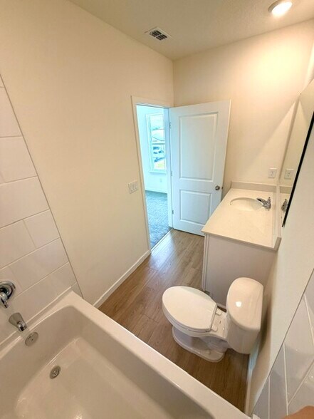 Building Photo - 322 Bracer Way