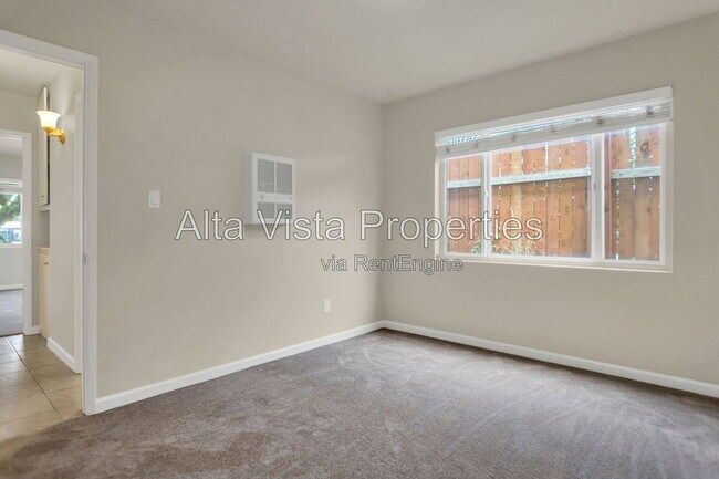 Building Photo - 425 Bonair St