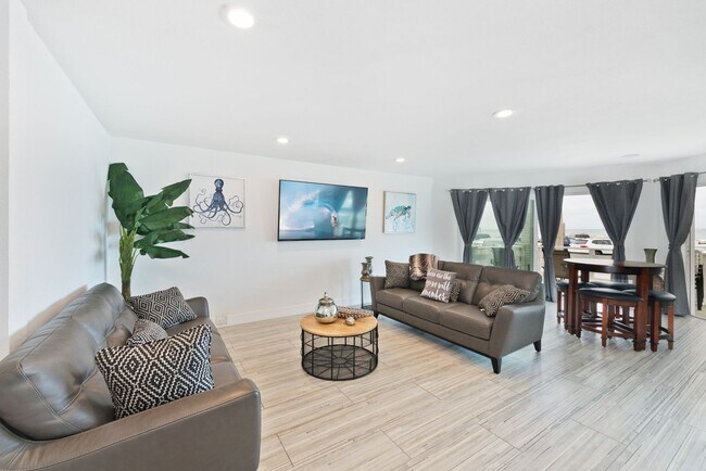 Building Photo - Fully Furnished, Oceanfront Boardwalk in Newport Beach