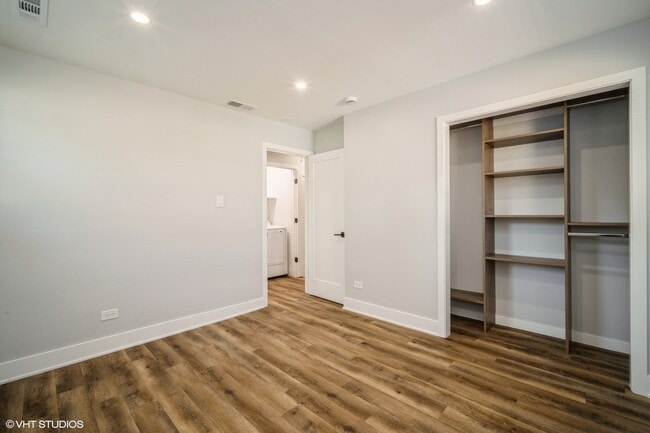 Building Photo - 648 Oakwood Ct