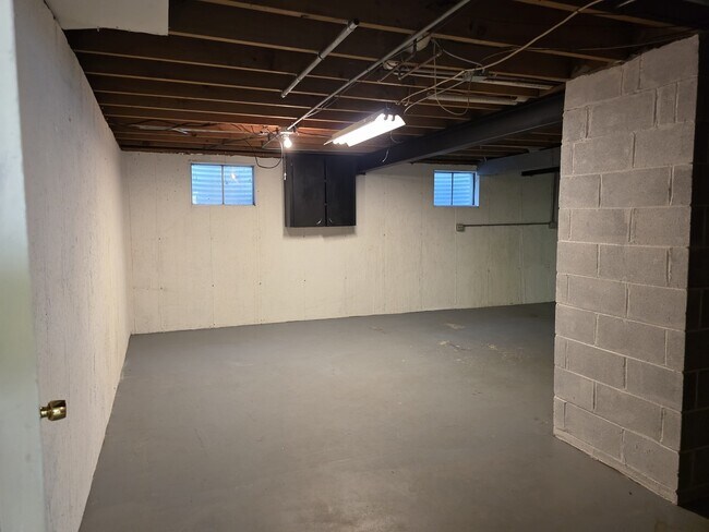 Building Photo - 87 W Surrey Ln