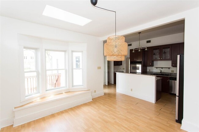 Building Photo - 201 W 33rd St