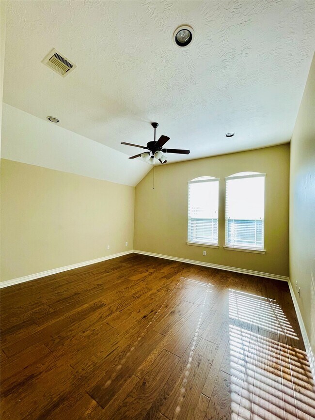 Building Photo - 14303 Tasmania Ct