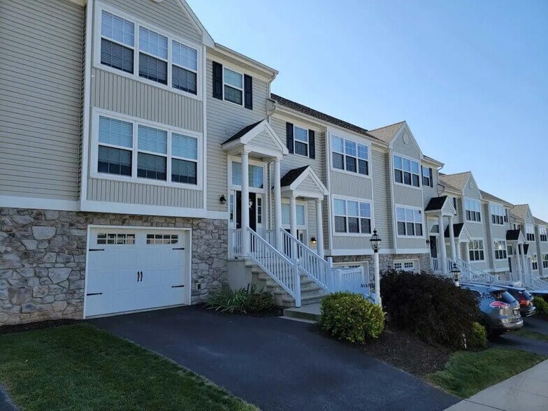 Building Photo - 639 Winding Ln