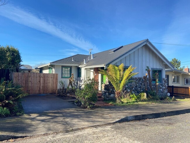 Building Photo - House with Charm, 2/1 with large garage and bonus room & bathroom