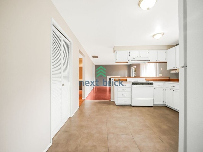 Building Photo - Charming Family Home in a Tranquil Cul-de-Sac