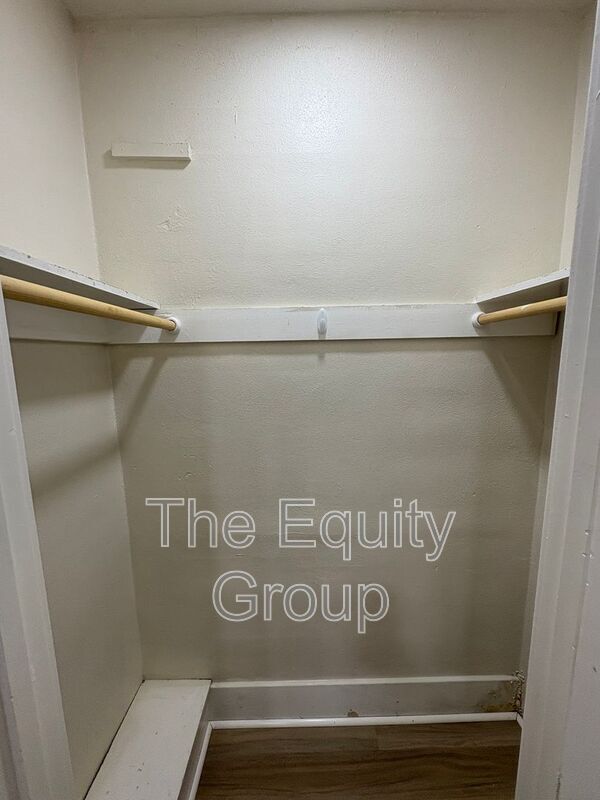 Building Photo - 209 E 11th St