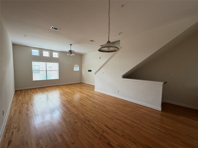 Building Photo - 8715 Meadowcroft Dr