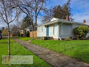 Building Photo - 5325 SE Reedway St