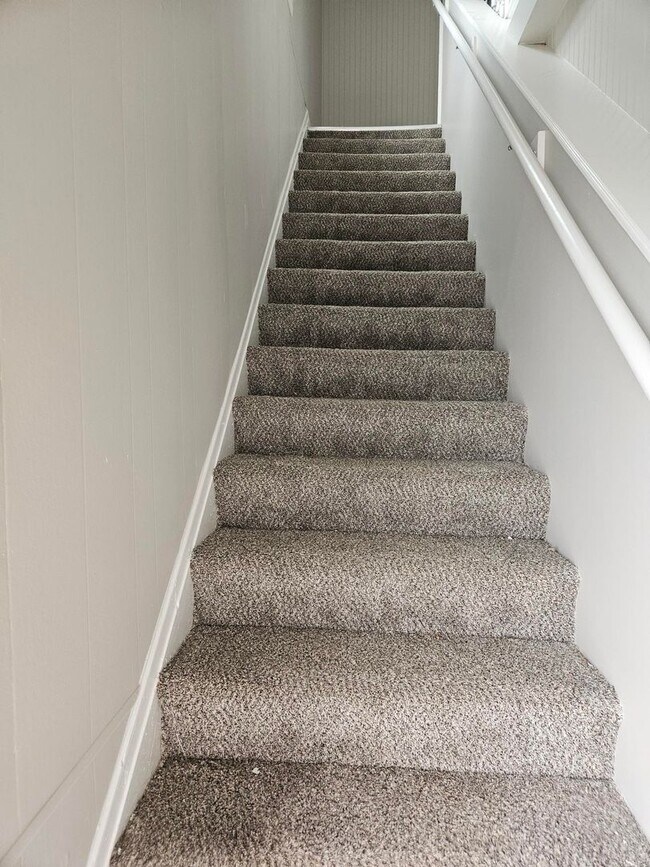 Building Photo - 424 E. 5th