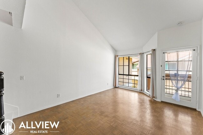 Building Photo - Updated 2 Bed, 1.5 Bath Condo in Gated Crosspointe Village