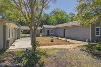 Building Photo - 3 bedroom close to D'Iberville!