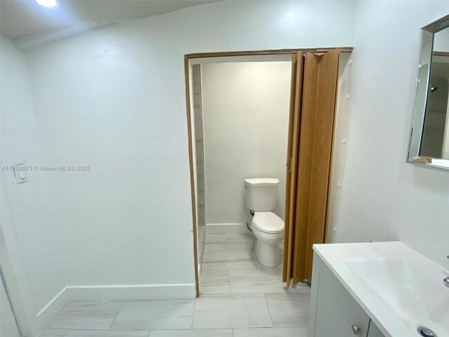 Building Photo - 2024 NE 183rd St