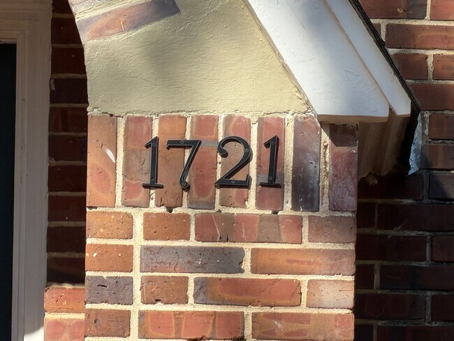 Building Photo - Beautiful Historic Home