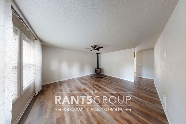 Building Photo - Recently updated home in Beachcrest's quie...