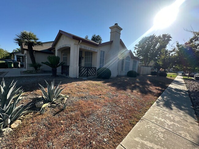 Building Photo - Turlock Home