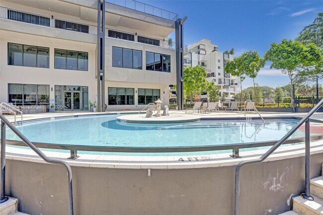 Building Photo - 516 SE 1st Cir