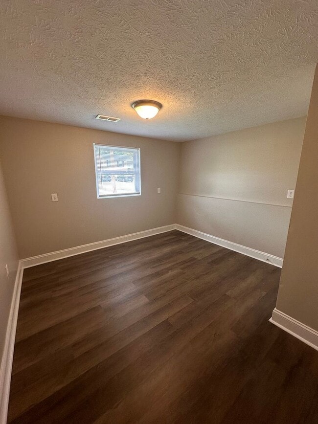 Building Photo - Renovated 5BR/2BA Bi-Level Home with Oversized 2 Car Garage For Rent!